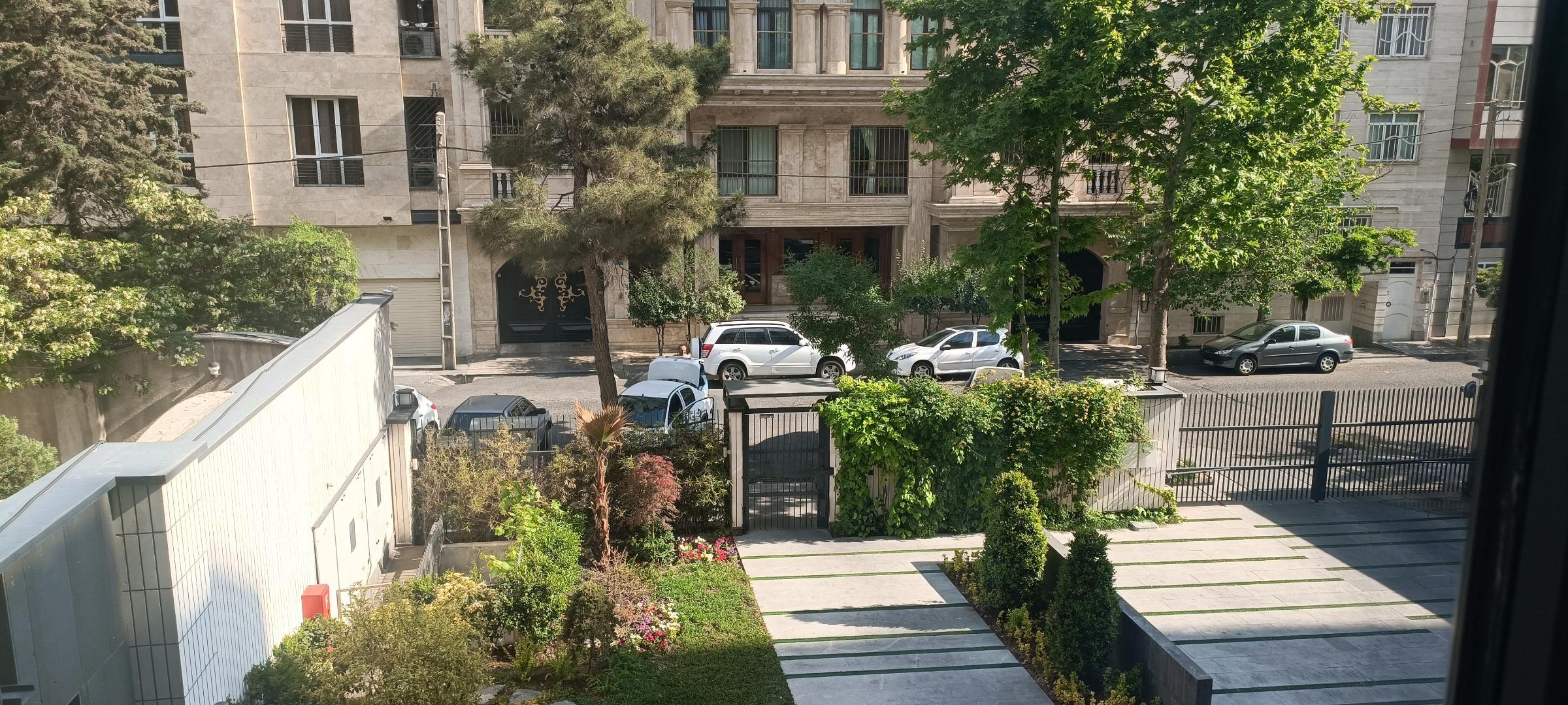  حیاط فرح بخش 